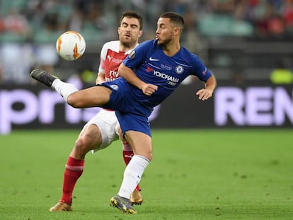 Hazard trata de controlar un balón ante Sokratis durante la final de la Europa League.