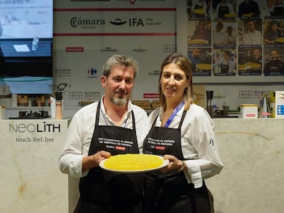 Ramón Rodríguez e Isabel Gesto, propietarios del restaurante O Cabo (A Coruña), ganadores del concurso nacional de tortilla de patatas de España 2024. Imagen proporcionada por Alicante Gastronómica.