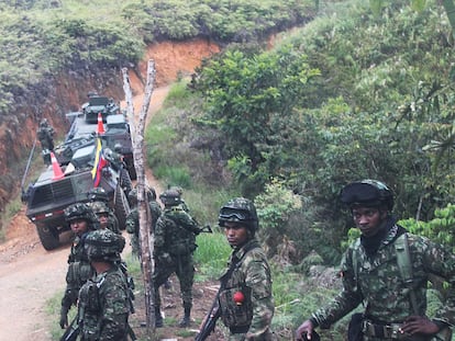 Fotografía cedida por el Ejército de Colombia que muestra a un grupo de soldados y vehículos blindados durante su ingreso a la zona rural de El Plateado en el marco de la 'Operación Perseo'.