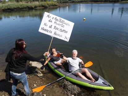 Protesta en el río Bidasoa (Gipuzkoa), junto al lugar en el que falleció ahogado un migrante en mayo.