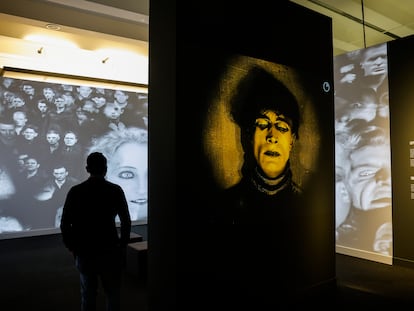 Un visitante contempla un fragmento de la película 'El gabinete del doctor Caligari', en una de las salas de la exposición 'Tiempos inciertos. Alemania entre guerras', en CaixaForum Madrid, este miércoles.