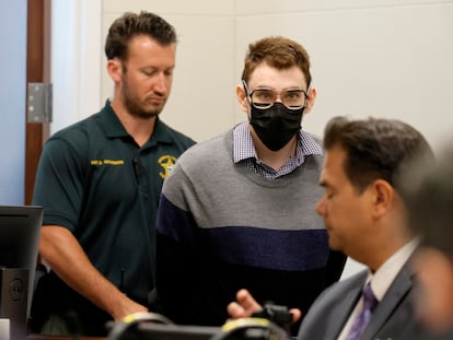 Nikolas Cruz, con mascarilla, es conducido a la sala en el tribunal de Fort Lauderdale (Florida), este lunes.