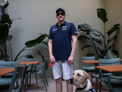 En la imagen Dani Pich con su perro guía en el bar Faborit de la Calle Corsega de Barcelona. Foto: Massimiliano Minocri