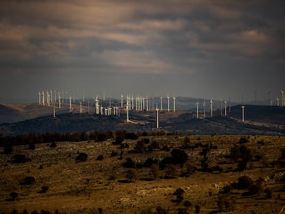 Aerogeneradores de un parque eólico en Castellón, vistos desde el Maestrazgo, Teruel, donde se prevé la instalación de un centenar de molinos.