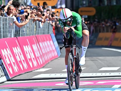 Filippo Ganna, del Ineos, completa con el mejor tiempo la contrareloj de la 14ª etapa.