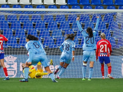 Gabi Nunes, jugadora del Levante, anota un gol ante el Atlético de Madrid en las semifinales de la Supercopa.