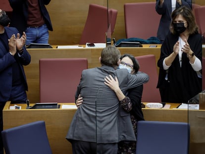 El president de la Generalitat, Ximo Puig, abraza a la vicepresidenta del Consell, Mónica Oltra, durante el pleno de Les Corts Valencianes que ha aprobado los Presupuestos de la Generalitat para 2022.