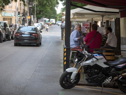 Terrazas instaladas en plazas de aparcamiento en la calle Ponzano.