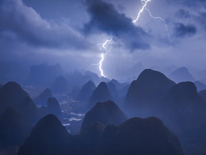 Un relámpago que ilumina, en el medio, las capas de las montañas de Guilin, en China.