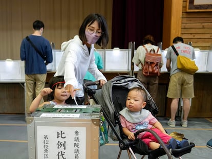 Una votante en Tokio, este domingo.