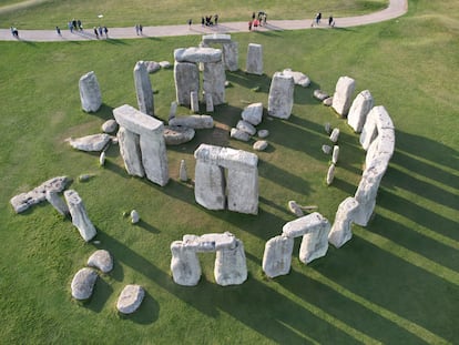 El complejo megalítico de Stonehenge empezó a erigirse hace unos 5.000 años con grandes rocas procedentes de las cercanías, las del círculo exterior, de la lejana Gales, las del segundo círculo y de la muy lejana Escocia, el altar (en el centro, ligeramente a la izquierda).