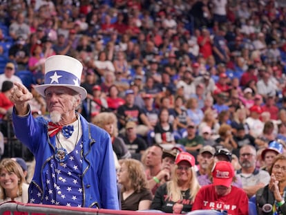 Un seguidor de Trump vestido como el Tío Sam le mostró su apoyo durante un mitin.