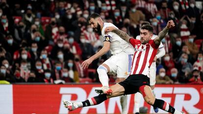 Benzema dispara ante la oposición de Núñez durante el partido en San Mamés.