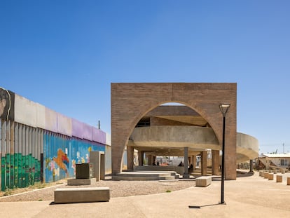 La biblioteca de Fernanda Canales junto al paso fronterizo.