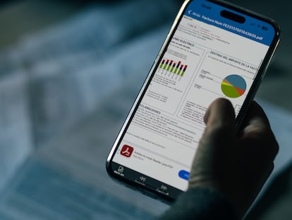 Un usuario consulta la factura de la luz en su teléfono móvil.