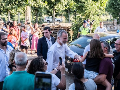 El rey Felipe VI saluda a los vecinos de Vegas de Coria, en su visita al centro de mando de la lucha contra los incendios, este lunes.