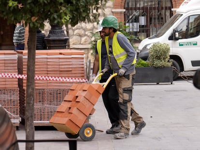 Trabajadores de la construcción en una obra en el centro de Teruel.