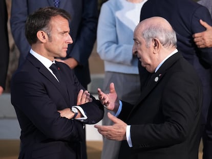 Los presidentes de Francia, Emmanuel Macron, y de Argelia, Abdelmajid Tebún, en junio en la cumbre del G7, en Bari (Italia).