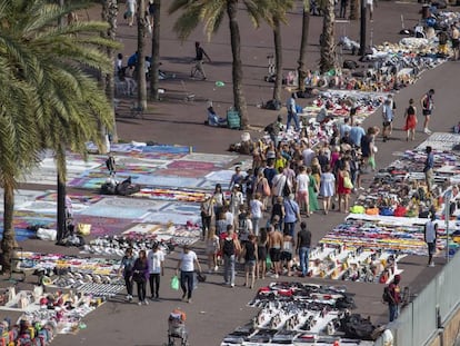 El passeig de Joan de Borbó de Barcelona, ple de manters el passat 27 de juliol.