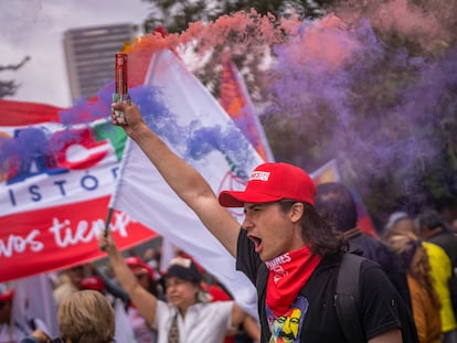 Manifestantes prenden bengalas de humo y cantan arengas al llegar a la Plaza Bolívar, el 1 de mayo de 2023.