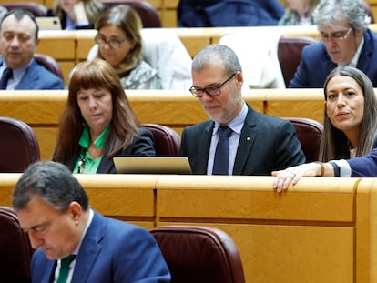 De izquierda a derecha, Marta Madrenas, Josep Maria Cruset y Miriam Nogueras, diputados de Junts, este martes en el pleno del Congreso celebrado en el Senado.