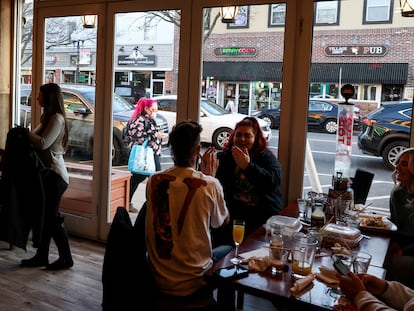 Clientes comen en el restaurante Gallo Columbian en Patchogue, Nueva York.