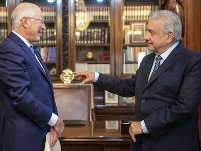 Ken Salazar y Andrés Manuel López Obrador durante una reunión en Palacio Nacional, en Ciudad de México, en una fotografía de archivo.