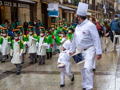 Desfile infantil de la Tamborrada en el día grande de San Sebastián.