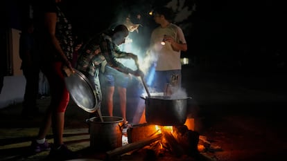 Un grupo cocina con una hoguera en las calles de La Habana.