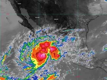 La depresión tropical Ileana(izquierda) se acerca a las costas del oeste mexicano, el 12 de septiembre de 2024.