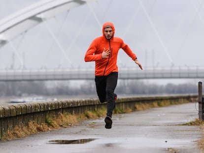 Este traje de lluvia lo compone una chaqueta-pantalón resistentes al agua y a prueba de viento.