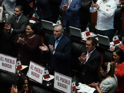 Adán Augusto, al centro de la bancada de Morena, el 13 de septiembre en el Senado.