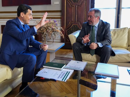 El presidente de la Junta de Andalucía, Juan Manuel Moreno, junto con el secretario general del PSOE-A, Juan Espadas.