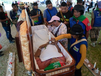 Dolientes acuden al funeral de la líder indígena Carmelina Yule Pavi, asesinada por guerrilleros del EMC, en Toribio (Colombia), en marzo de 2024.