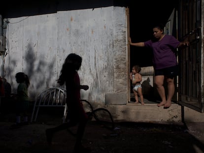 Niños juegan afuera de la casa de una familia en Laredo (Texas), en una fotografía de archivo.