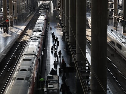 Normalidad en la estación de Atocha de Madrid la mañana de este lunes.