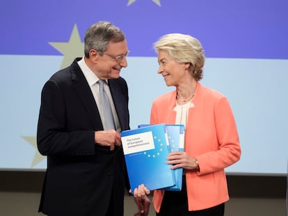 El expresidente del Banco Central Europeo, Mario Draghi, presenta su informe a la presidenta de la Comisión Europea, Ursula von der Leyen, el pasado 9 de septiembre.