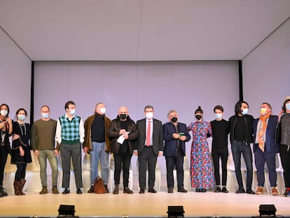 Atxaga, Aburto y Bieito (en el centro), acompañados por el elenco de actores y actrices de la obra, en el Teatro Arriaga.