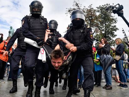 Agentes de policía detienen a un manifestante, este sábado en Moscú.