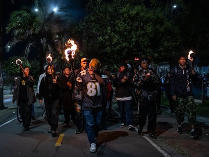 Jóvenes participan en la velatón por el asesinato de los líderes sociales Camilo Sanchéz ‘MC CUB’ y Camilia Ospitia, en el barrio El Porvenir, en Bosa, el pasado 16 de agosto.