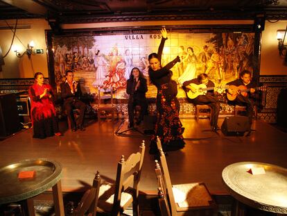 Artistas en el tablao flamenco Villa Rosa, en la plaza de Santa Ana de Madrid, en junio de 2009.