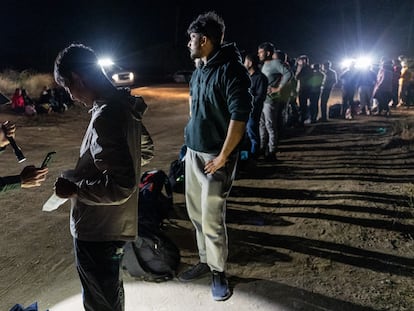 Migrantes hacen fila para ser procesados por la Patrulla Fronteriza tras cruzar a Estados Unidos desde México, en Jacumba Hot Springs (California), en junio de 2024.