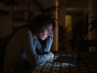 Una mujer luce frustrada mientras navega internet, en una fotografía ilustrativa.