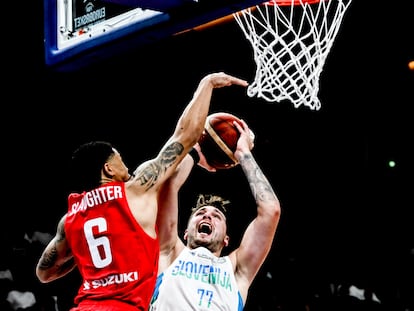 Slaughter tapona a Doncic durante el partido entre Eslovenia y Polonia este miércoles.