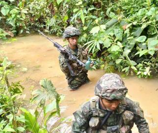 Soldados del Ejército en operación para destruir laboratorio para procesar cocaína.