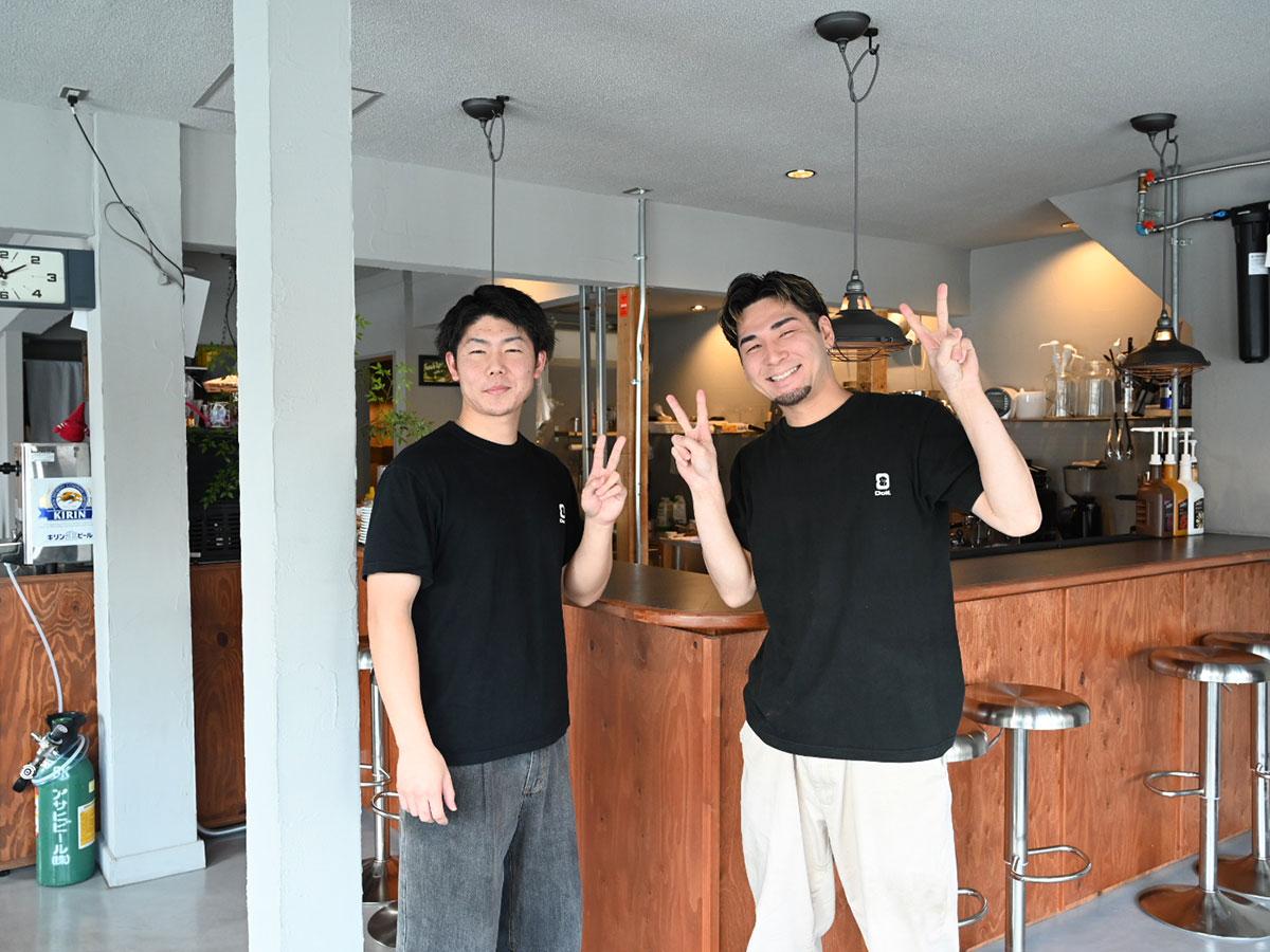 ドルフ店主の大湯義秀さん（右）と高屋風我さん（左）