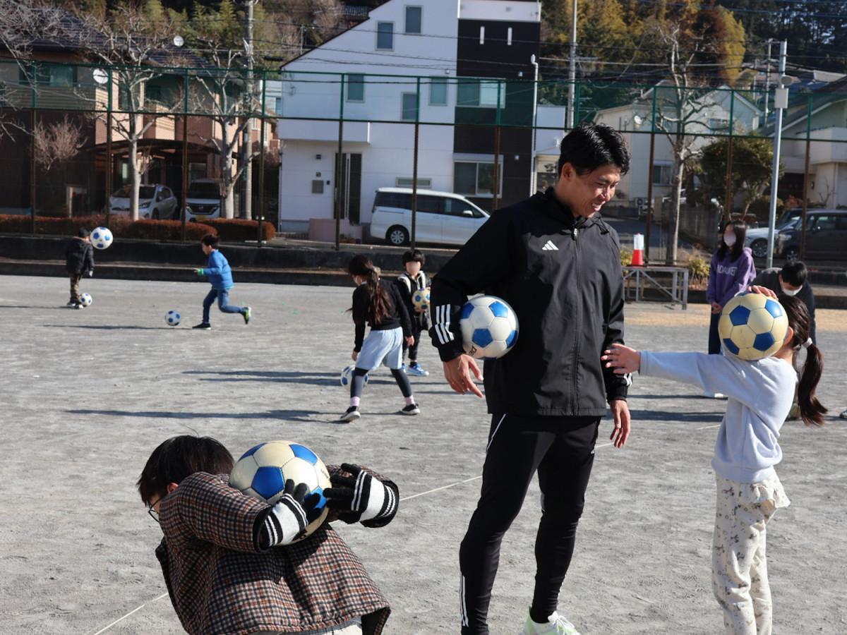 サッカー教室に参加した太田宏介さん　©FCMZ