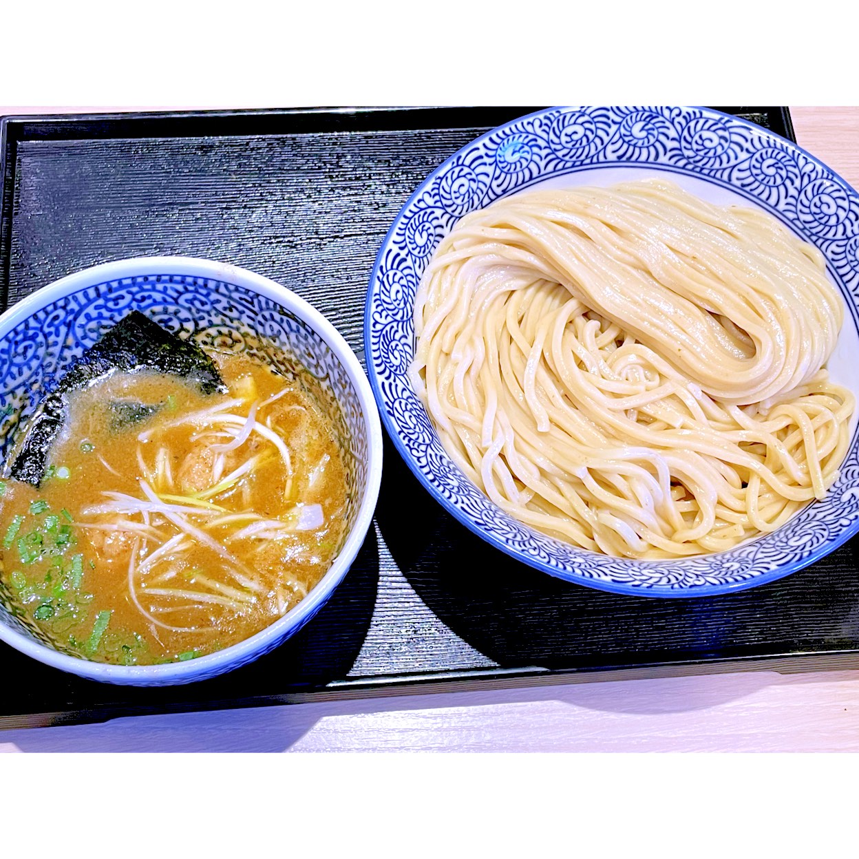 東京都葛飾区 新小岩駅北口の付近に有る人気のつけ麺とラーメンの店、麺屋 一燈の濃厚魚介つけめん。
濃厚な円やかな鶏白湯スープに鶏団子、葱、海苔や三つ葉などを入れたつけ汁と厳選した数種類の小麦を使用して作られた麺がセットになったつけ麺で、この店の1番人気メニューかつ看板メニュー。
余ったスープはスープ割にして飲む事が出来る。麺がモチモチで濃厚なスープが合ってとても美味い。まるで、千葉県松戸市の超人気のつけ麺の店、中華蕎麦 とみ田に近い味わいであった。松戸に居る間に自転車で1時間かけて行ってみた。