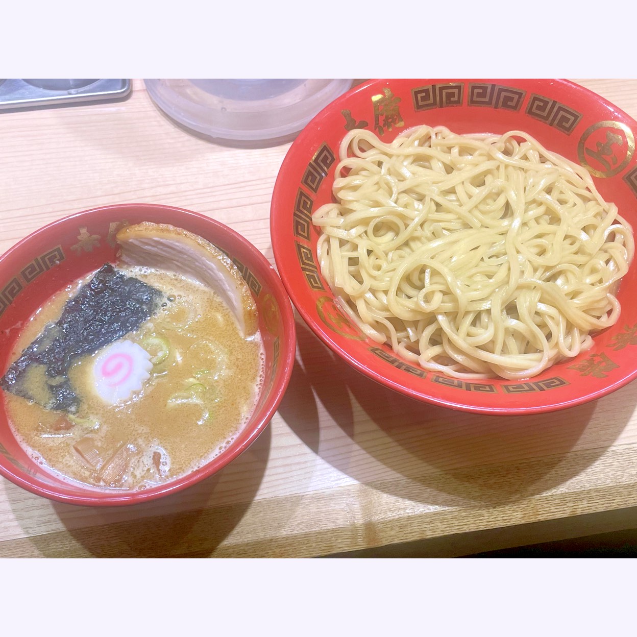 神奈川県の川崎市と東京都のお台場に有る玉グループのラーメンとつけ麺の玉 赤備の豚鶏つけめん。
豚骨、鶏ガラ等の動物系素材をベースに厳選された大量の魚介類を寸胴に入れて極限まで強火で煮込んでから大量の野菜を使用して、最後に特製醤油を加えて完成させ、チャーシュー、葱、ナルトと海苔を入れたスープに、店内打ち立ての自家製麺で、風味豊かな北海道産小麦を使用した中太ストレート麺がセットになったつけ麺です。余ったスープはスープ割りに出来ます。
この店のオススメメニューですが、中華そばの方が美味しかったです。