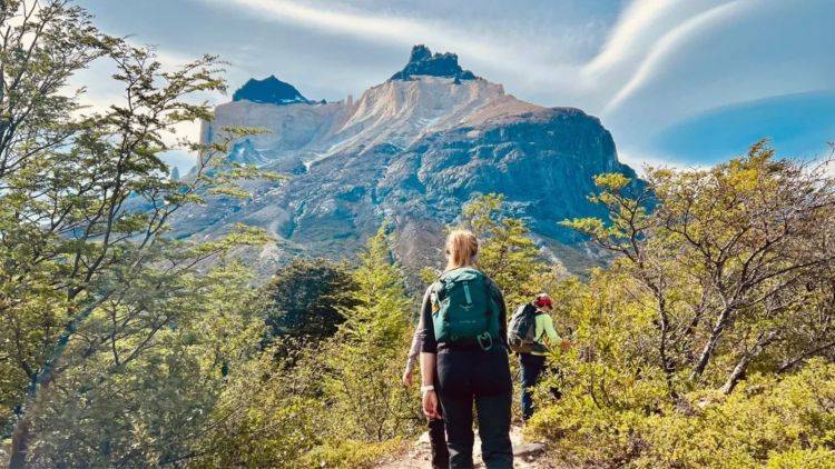 【医学博士監修！ハイキングの痛み・疲れを取る方法】登山後に必至で必須な12のストレッチ